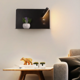 Wandlamp met draaibare LED verlichting, planchet en usb aansluiting zwart rechts